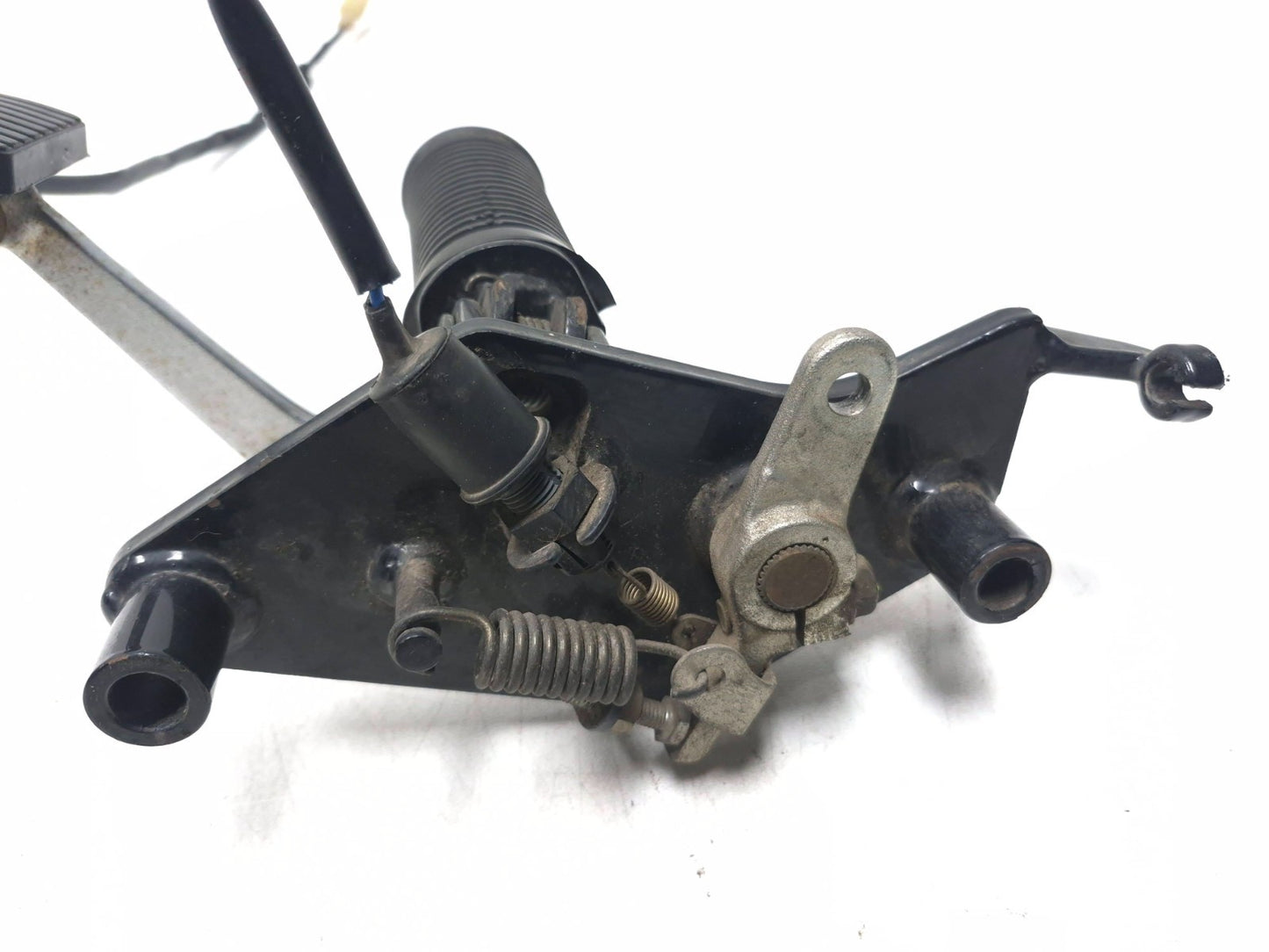 2004 Kawasaki Vulcan 800 Vn800 Front Right Foot Peg & Bracket W/ Brake Pedal OEM