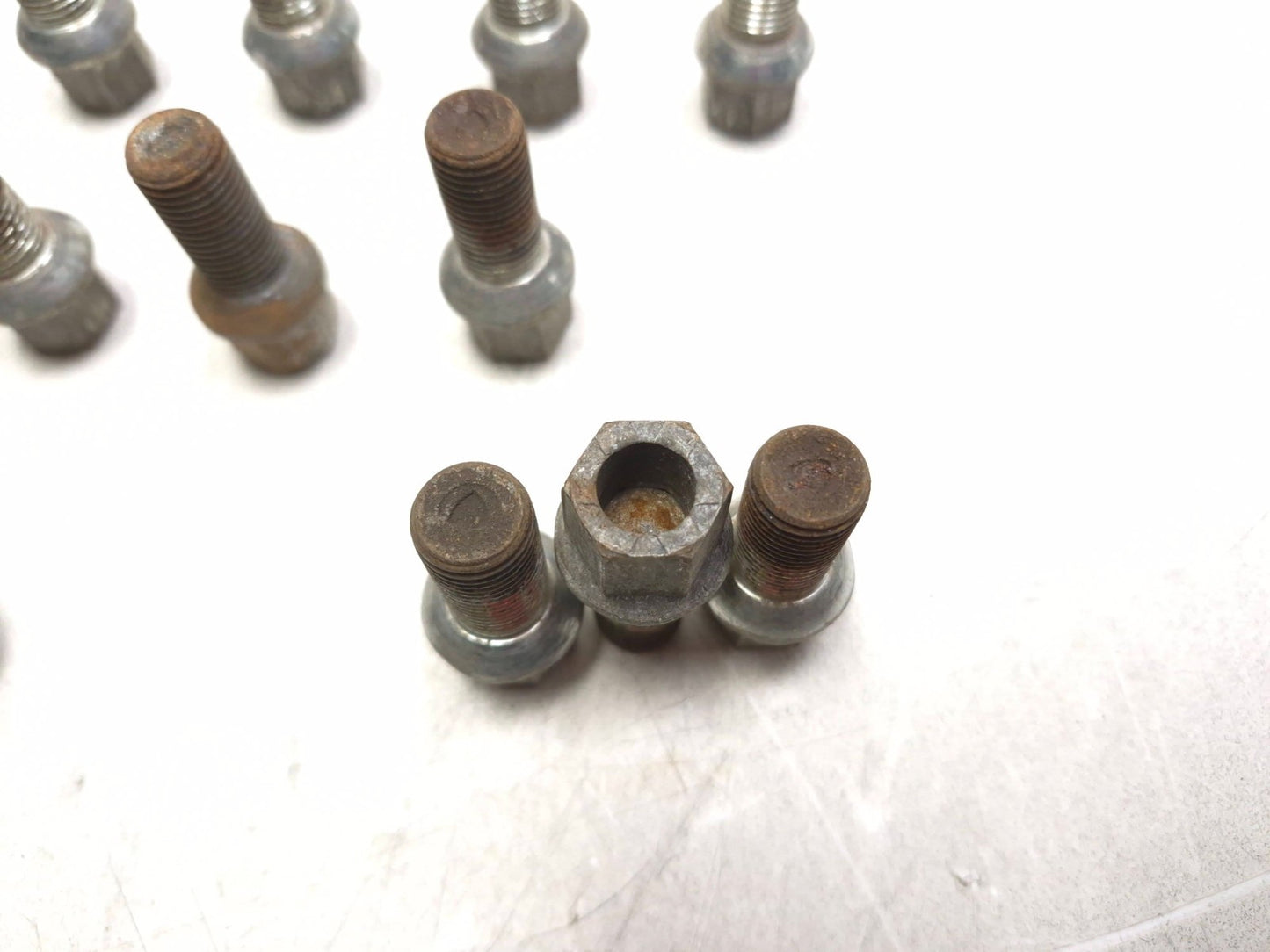 2011 Volkswagen Passat Wheel Bolt 15 Pcs OEM