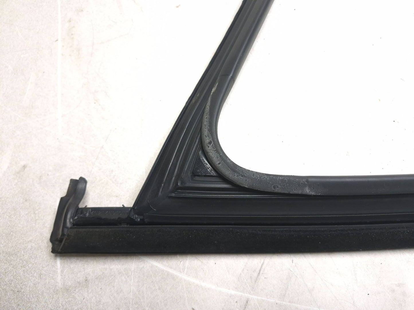2011 Volkswagen Tiguan Front Door Weatherstrip Seal Passenger Side Rh 4pcs OEM