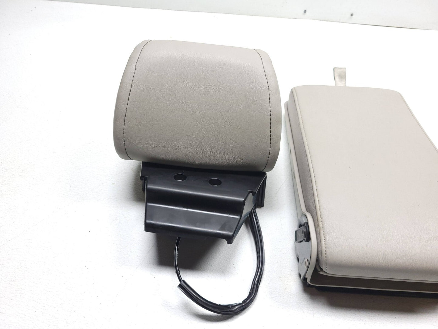 2007 Jeep Grand Cherokee Rear Headrest 2pcs W/ Center Armrest OEM