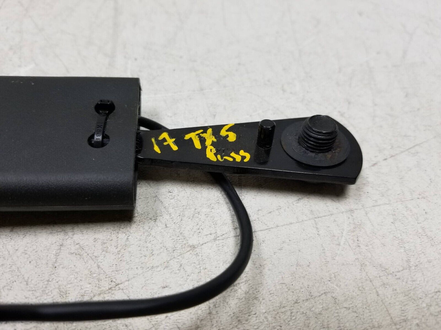 2017 - 2019 Cadillac Xt5 Seat Belt Buckle Front Passenger Side Right OEM
