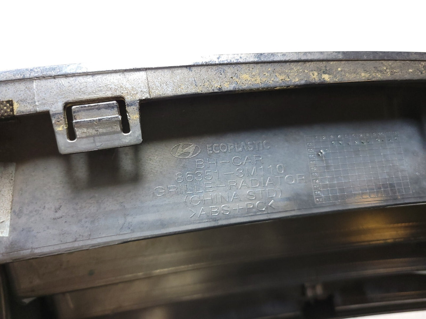 09-14 Hyundai Genesis Radiator Grille 86351-3m110 OEM Sedan