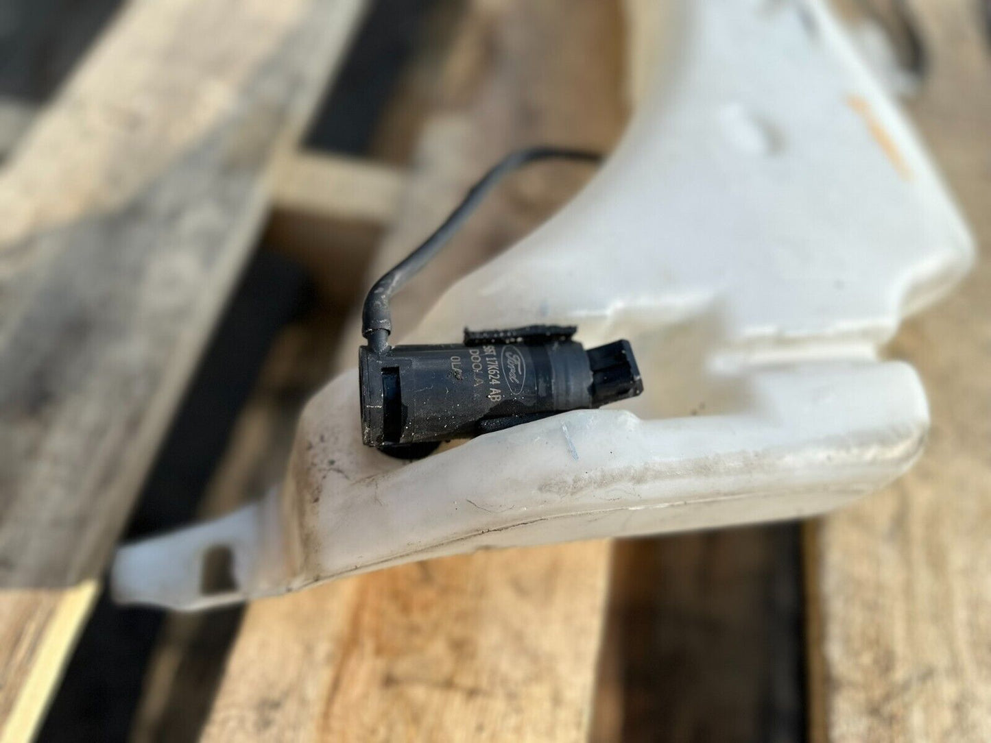 2011-2013 Ford Transit Connec Washer Fluid Reservoir OEM 2t14-17618-ae