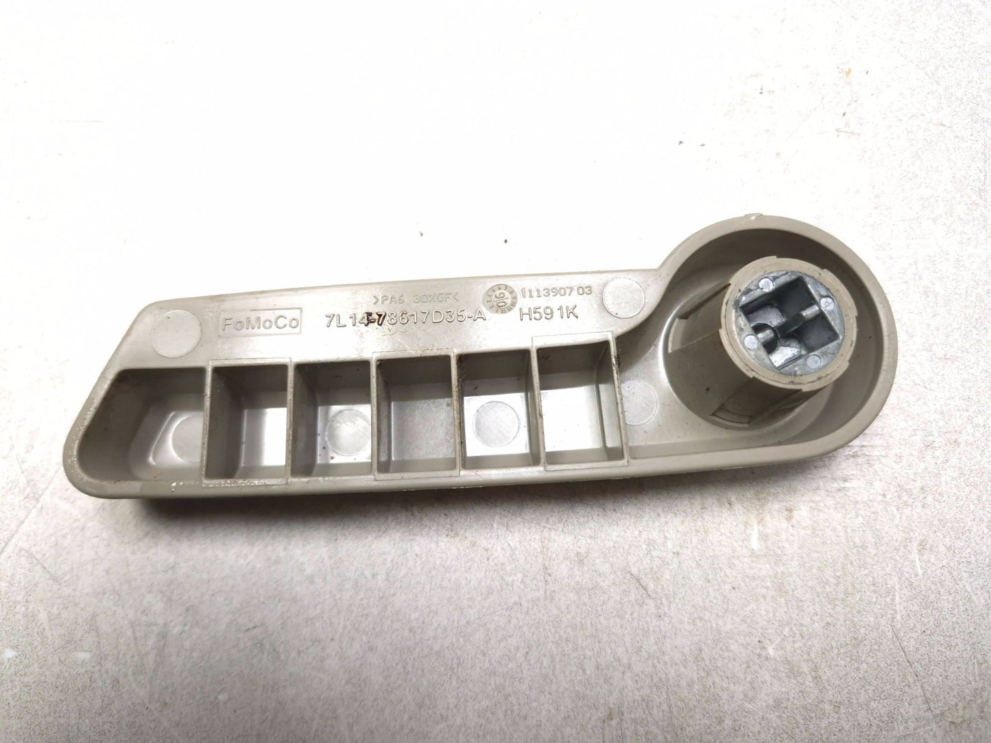 2008 Lincoln Navigator Rear 2nd Row Seat Hinge Cover Trim Driver Side Lh OEM