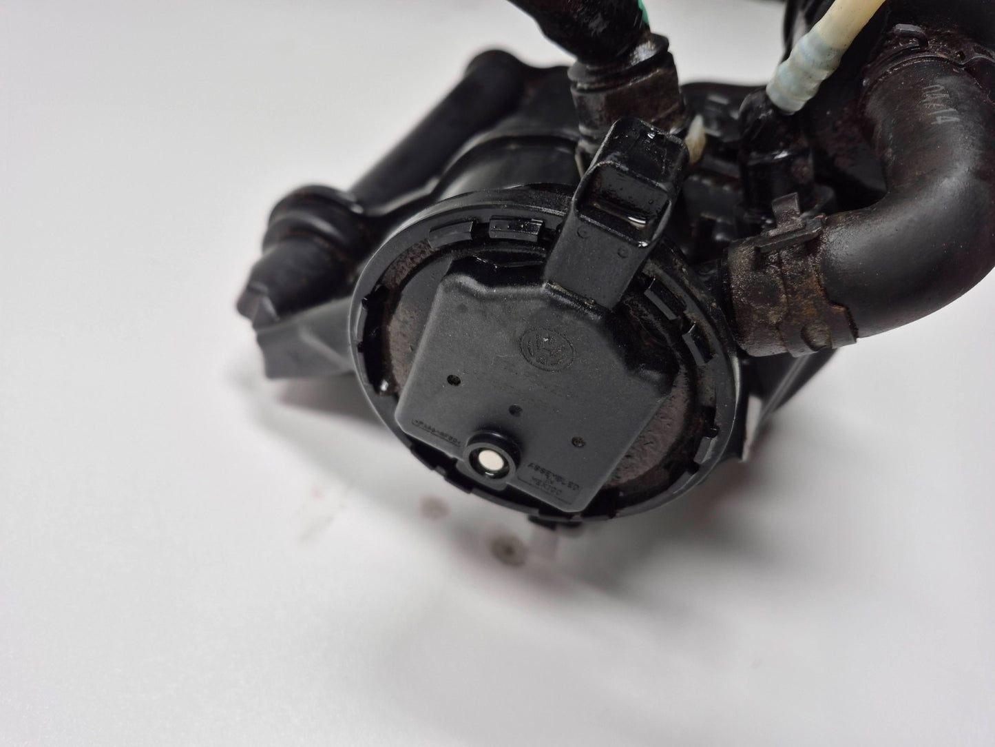 2015 Volkswagen Golf Fuel Evap Vapor Charcoal Canister  OEM