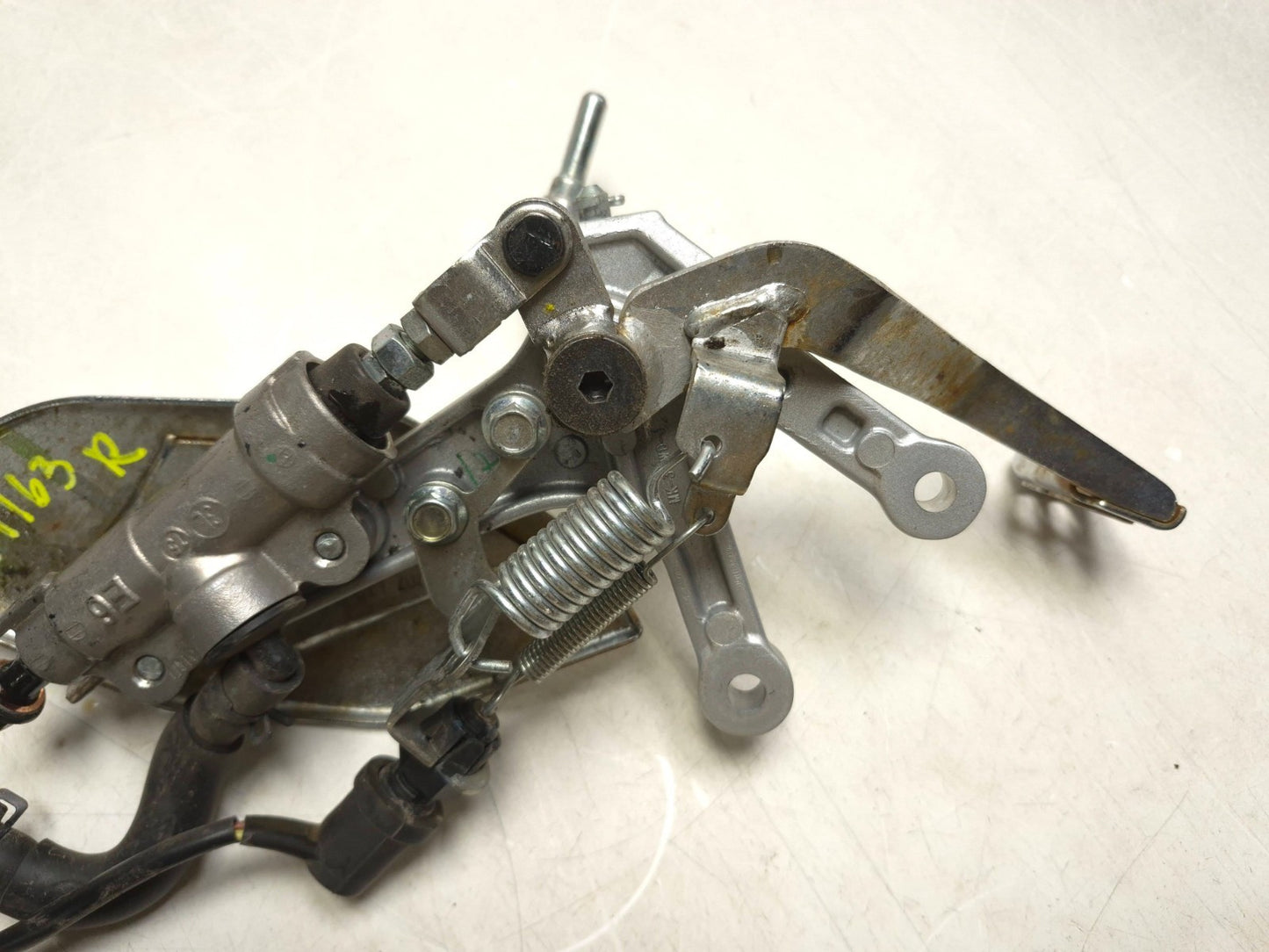 2024 Yamaha R3 Yzfr3 Right Footrest W/ Brake Master Cylinder OEM