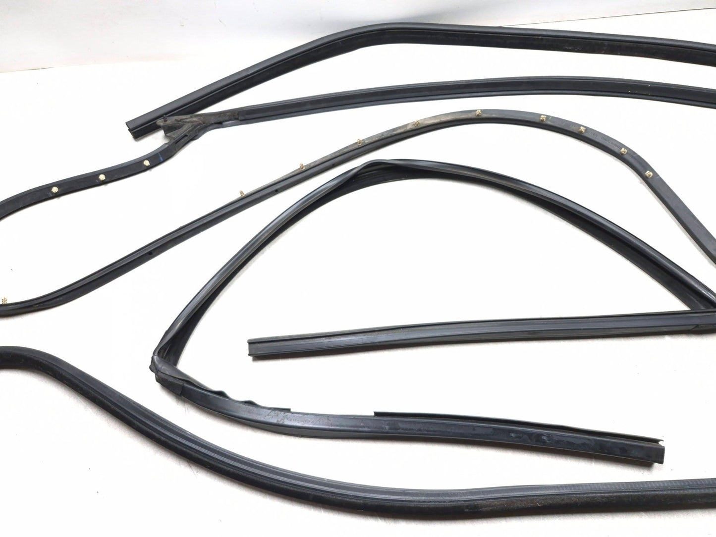 2018 Chrysler 300 Front Left Driver Door Weatherstrip Seal 3pcs OEM