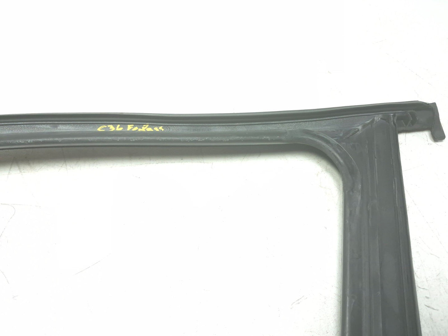 2014 Fiat 500l Door Weatherstrip Front Passenger Side Right OEM
