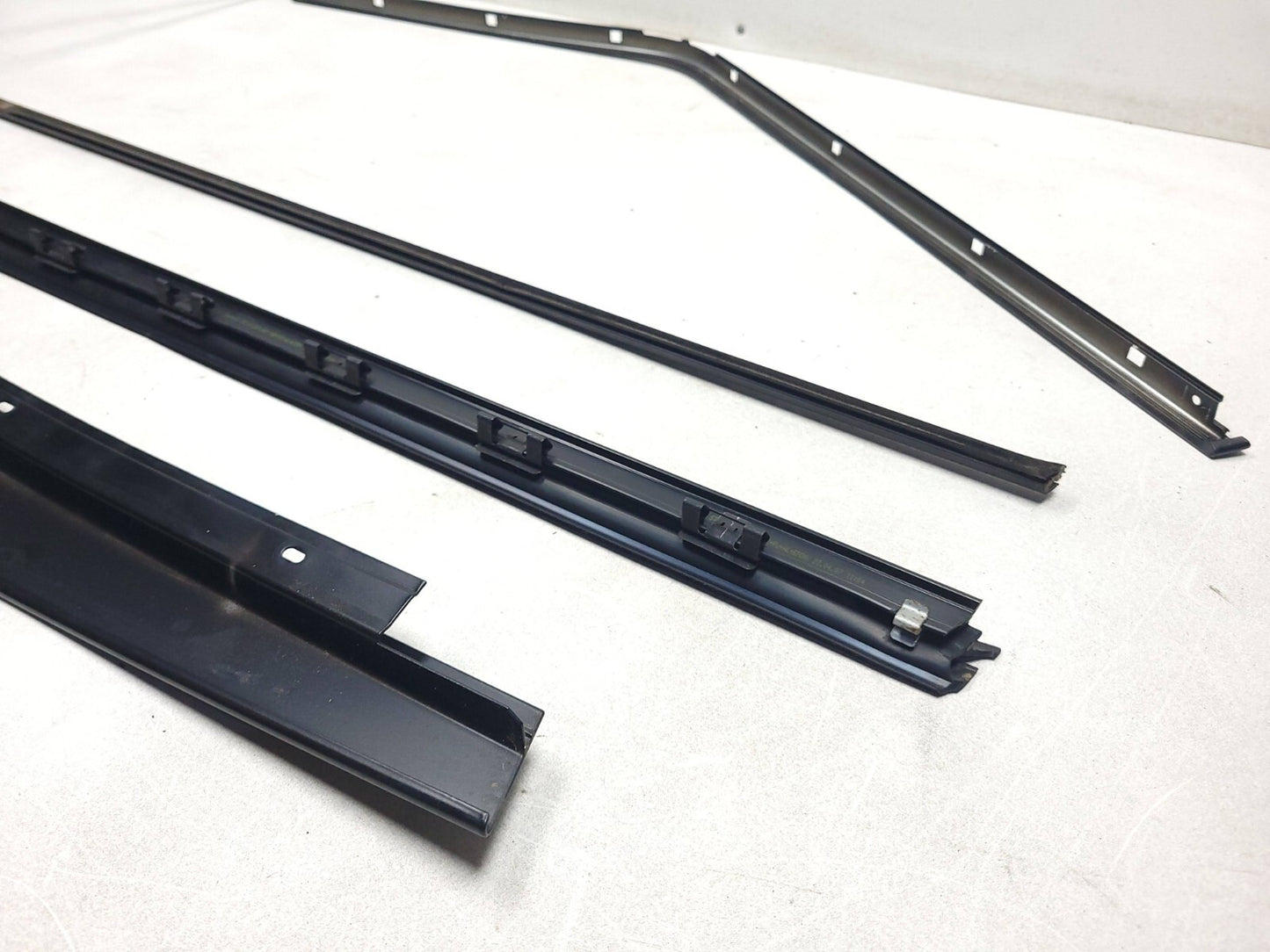 2007 Range Rover Front Door Molding & Weatherstrip Seal Passenger Side Right OEM