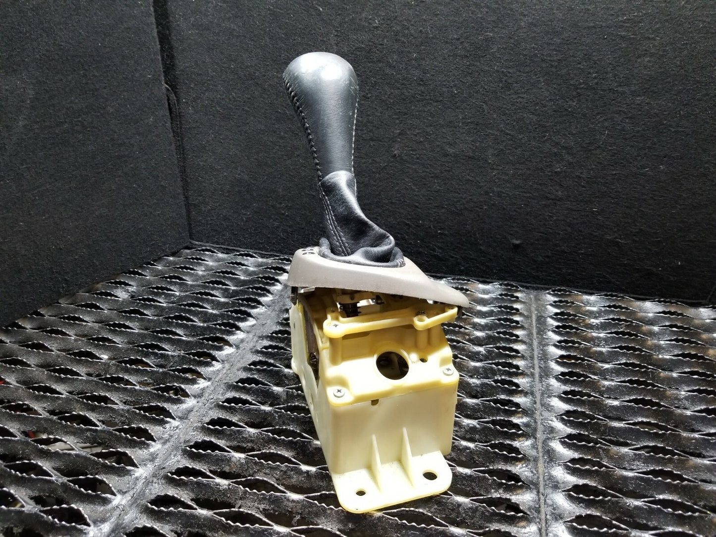 2005 Chrysler Sebring Gear Shifter Lever W/ Boot & Knob OEM