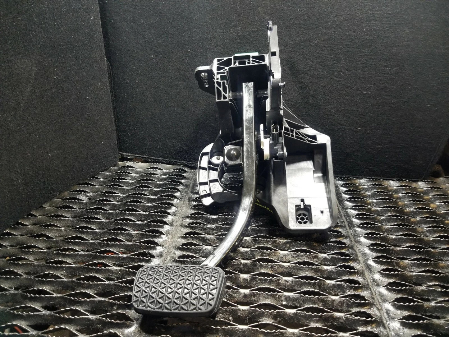 2017 Chevrolet Malibu Brake Pedal OEM