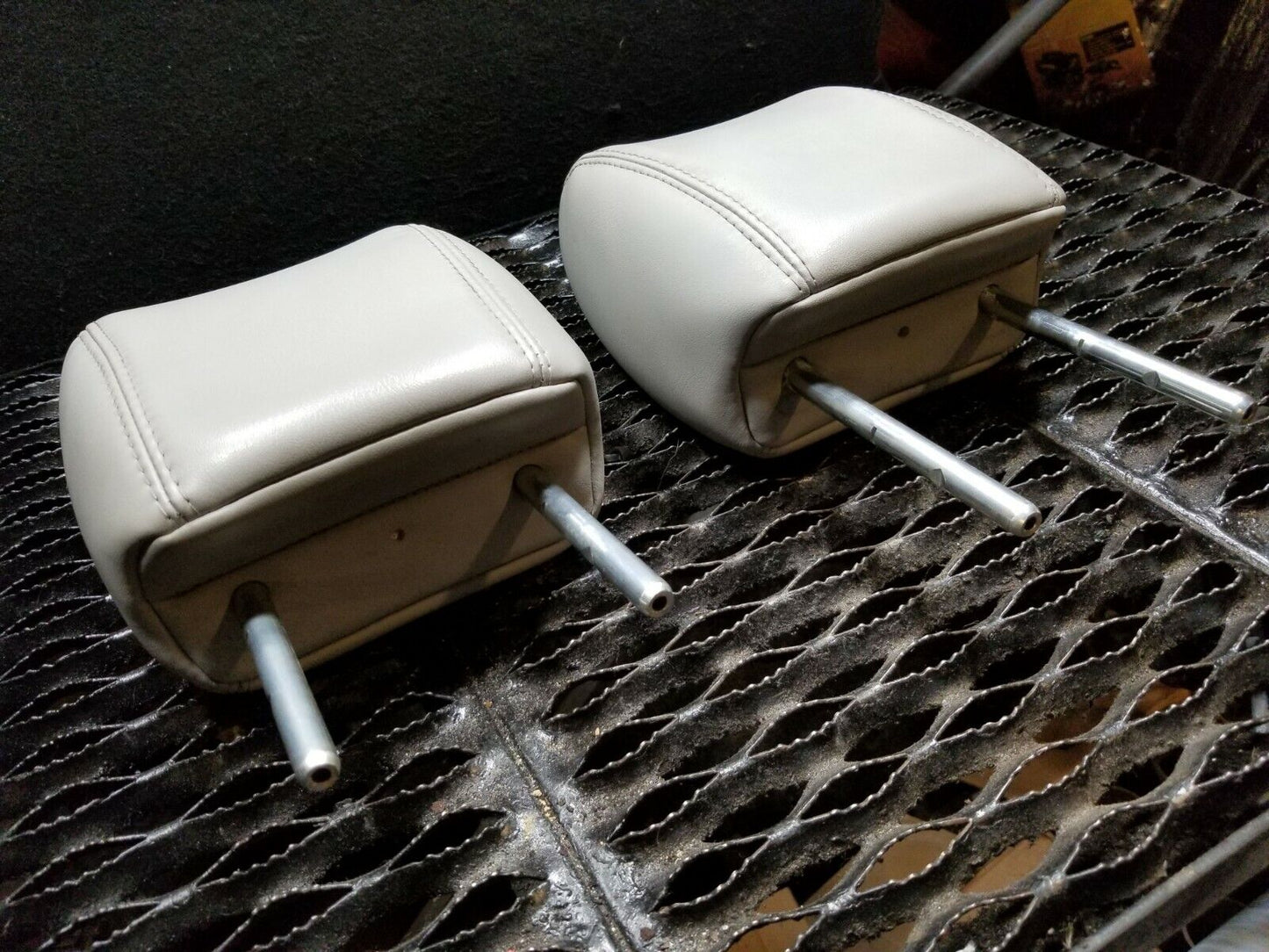07 08 09 10 11 12 GMC Acadia 2nd Row Seat Headrest Left & Right Pair OEM
