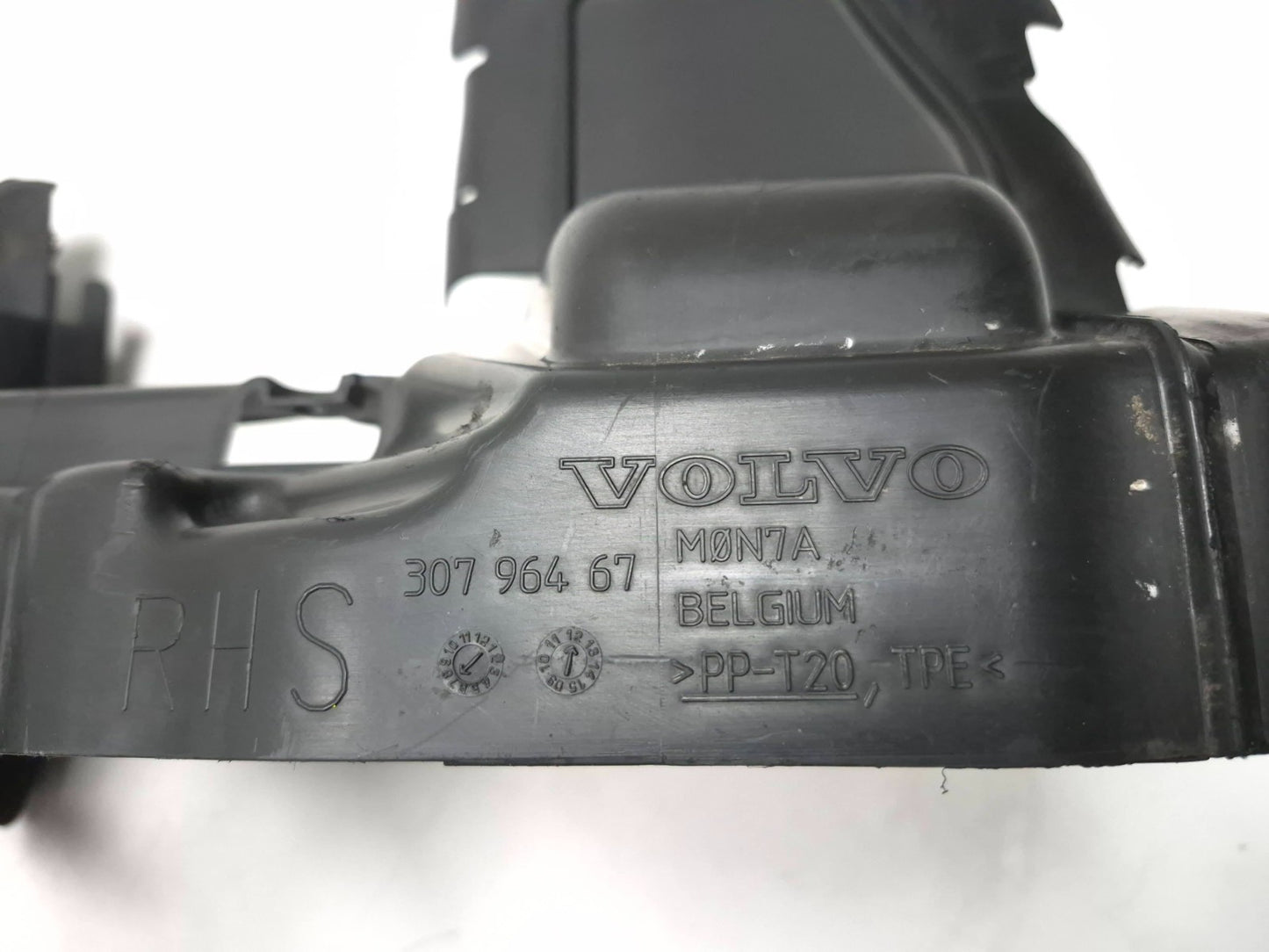 2013 Volvo S60 Front Right Air Intake & Radiator Support Baffle Pair OEM
