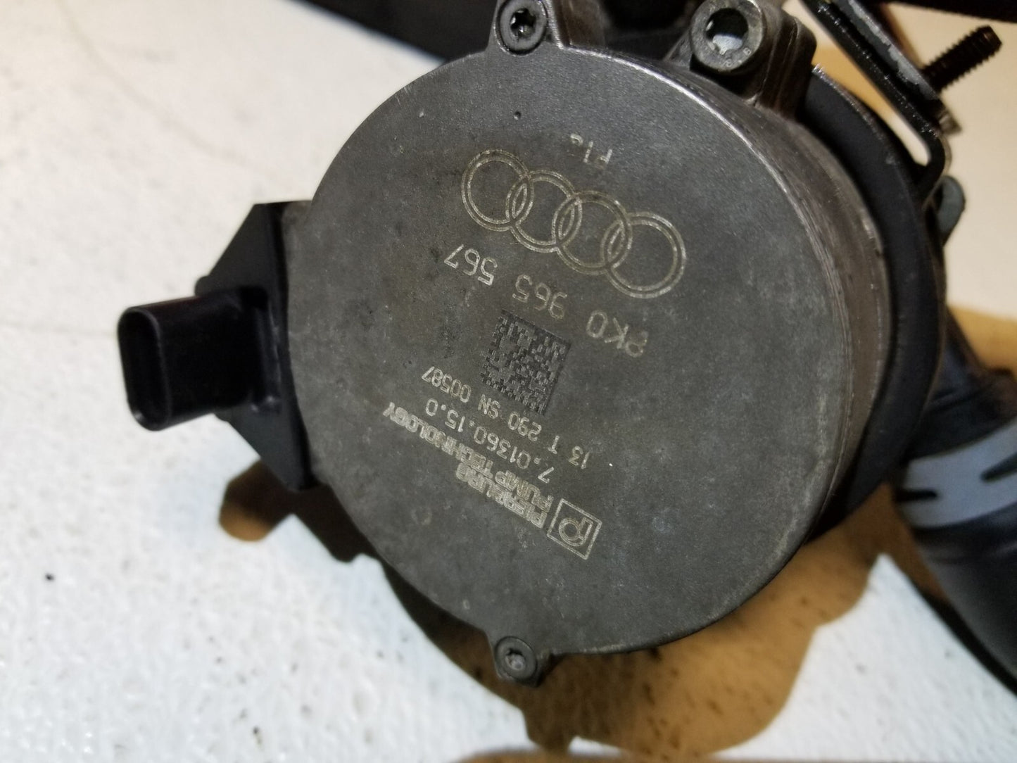 2014 Audi A6 C7 Engine Auxiliary Coolant Water Pump W/ Hose OEM