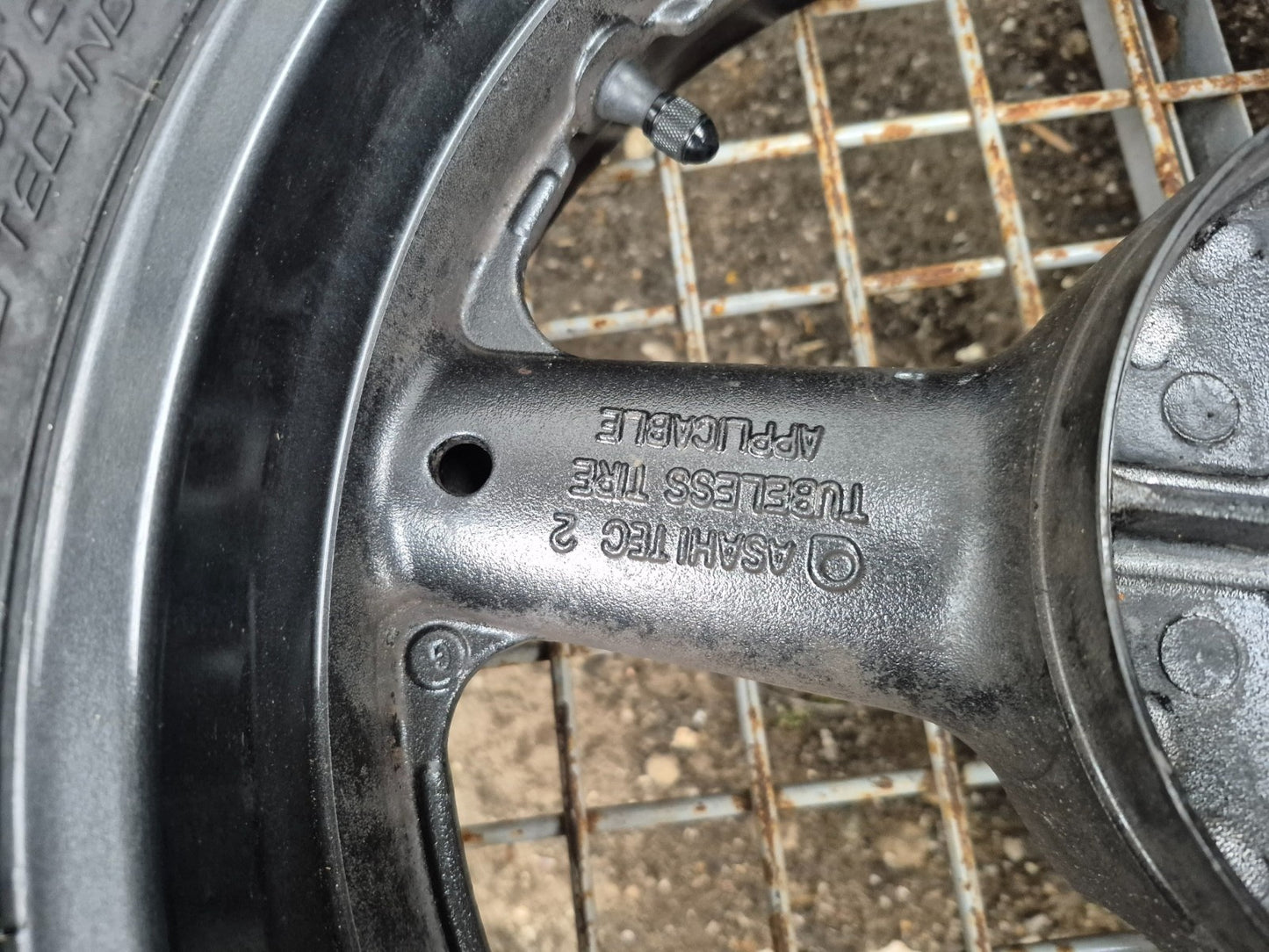 2001 Suzuki Gsx 750f Katana  Rear & Front Wheel W/ Tire Pair R 17 OEM