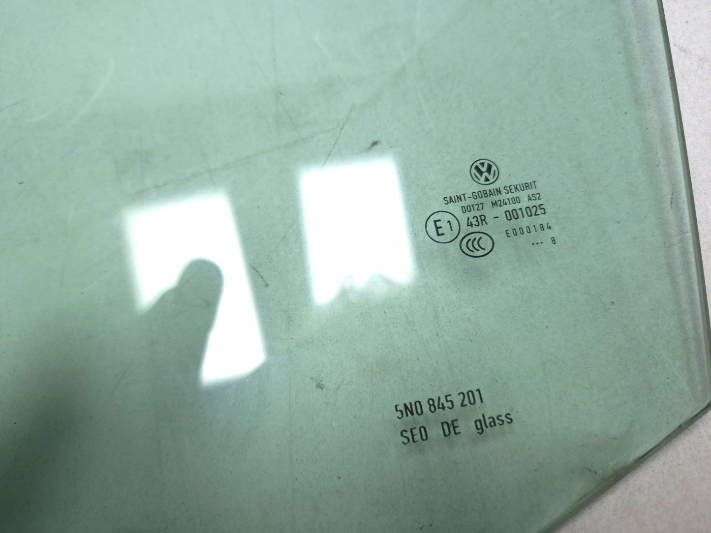 2011 Volkswagen Tiguan Front Door Window Glass Driver Side Left OEM