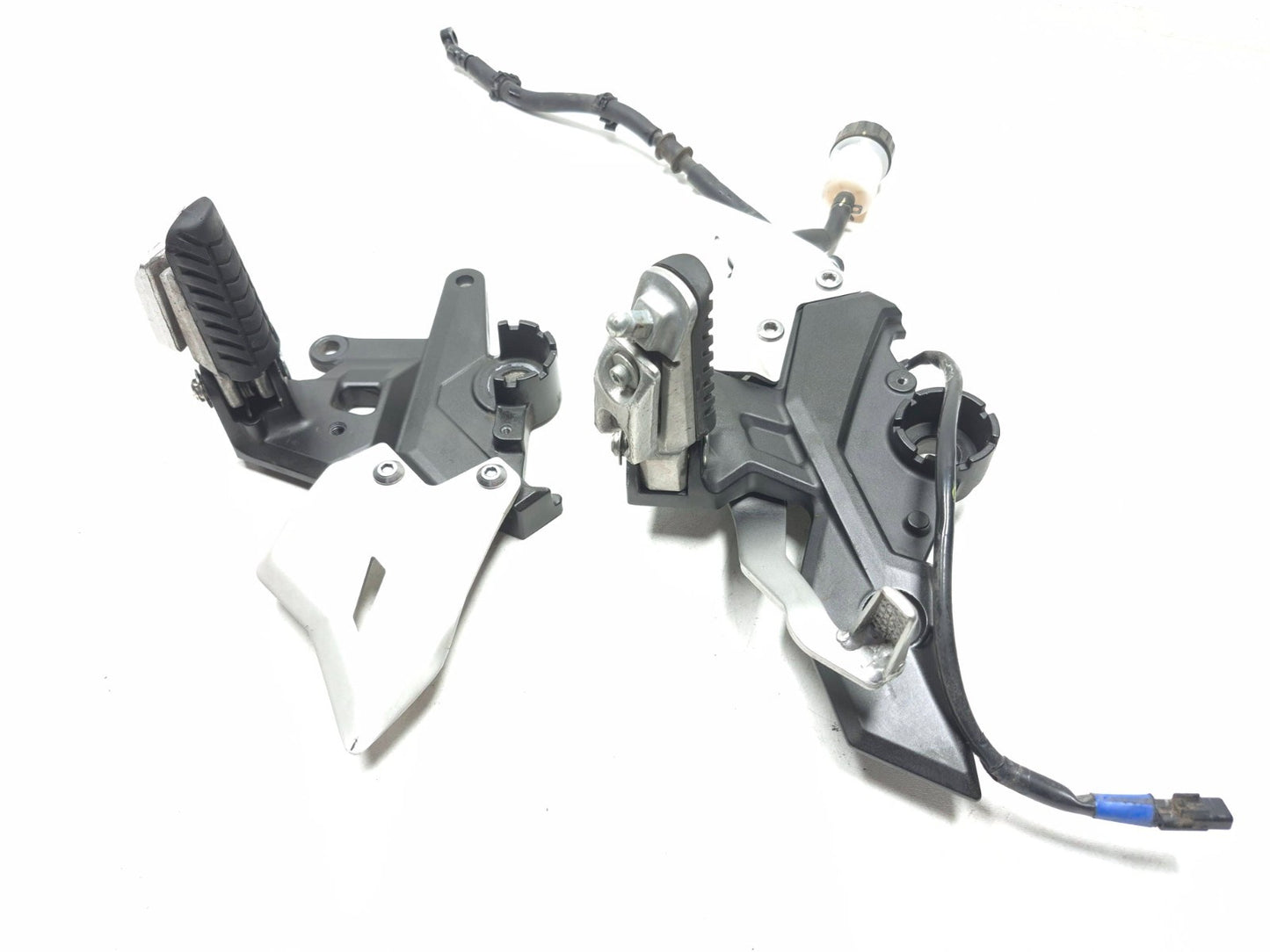2018 Kawasaki Ninja 650 Ex650 Front Footrest W/master Cylinder Left & Right OEM