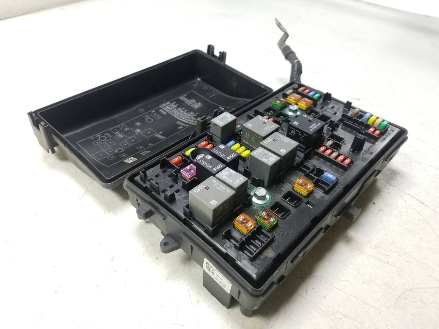 2010 - 2011 Cadillac SRX Engine Fuse Box Relay OEM