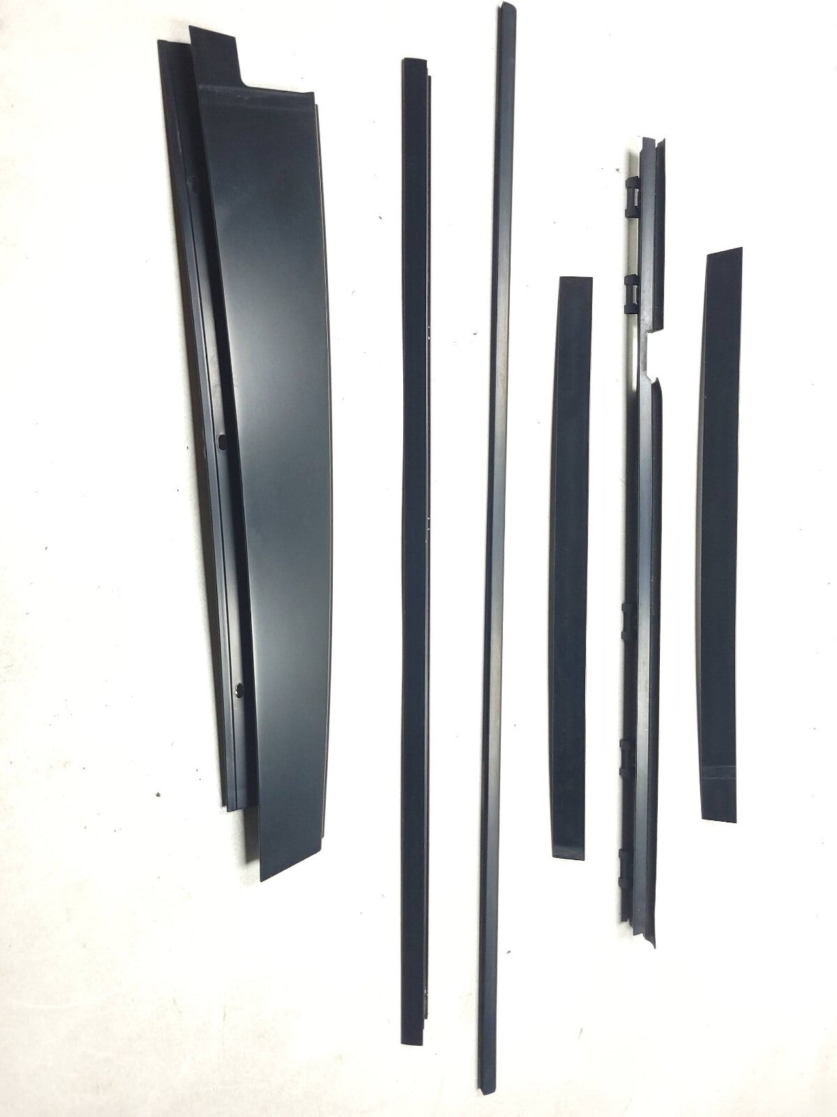 2007 Range Rover Rear Door Molding & Weatherstrip Seal Driver Side Left Set OEM