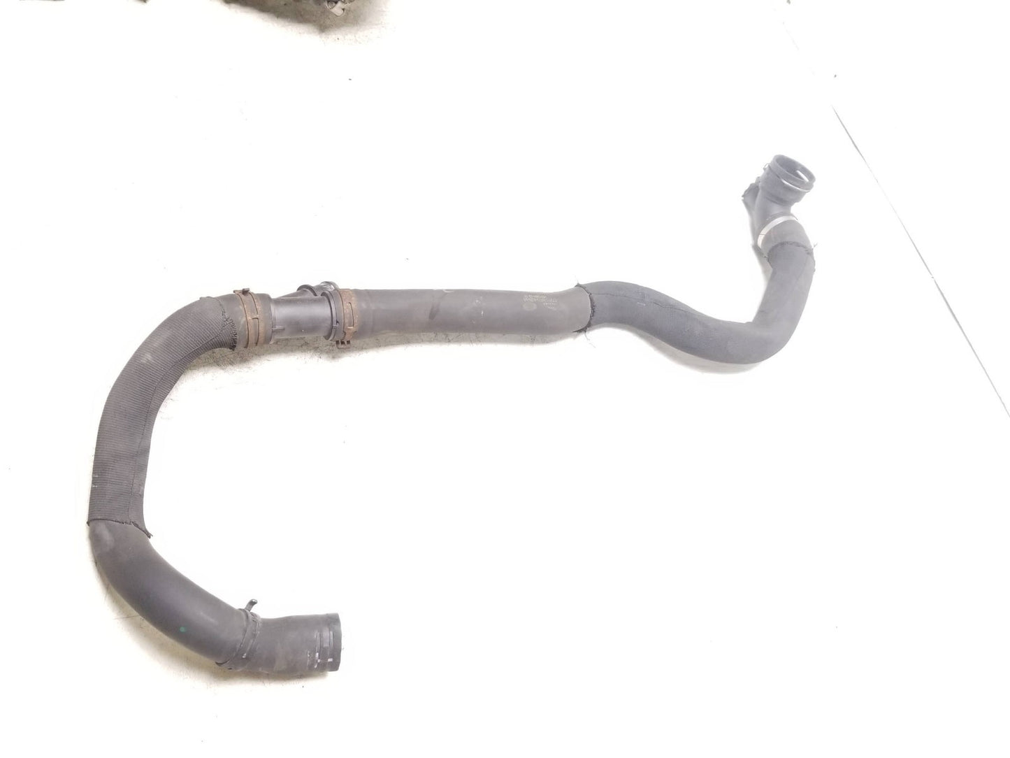 17 Jaguar Xe 2.0 Engine Radiator Coolant Hose Tube Hx73-8286-ba OEM