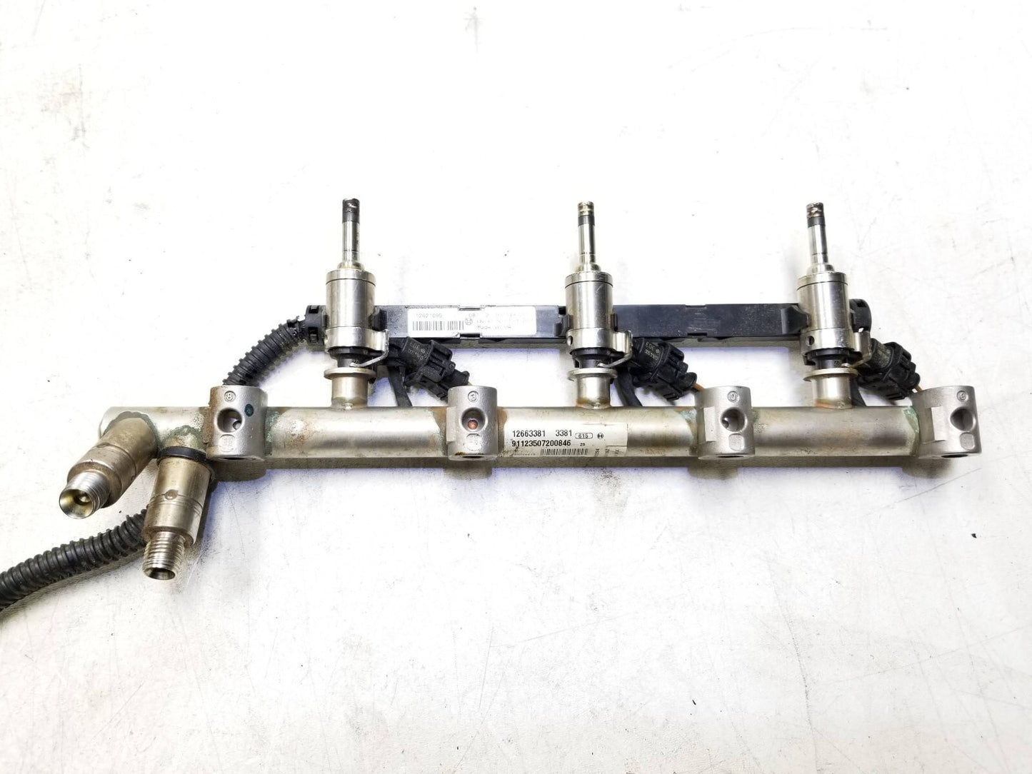2013 - 2016 GMC Acadia Fuel Rail W/ Injector Set 3.6l OEM