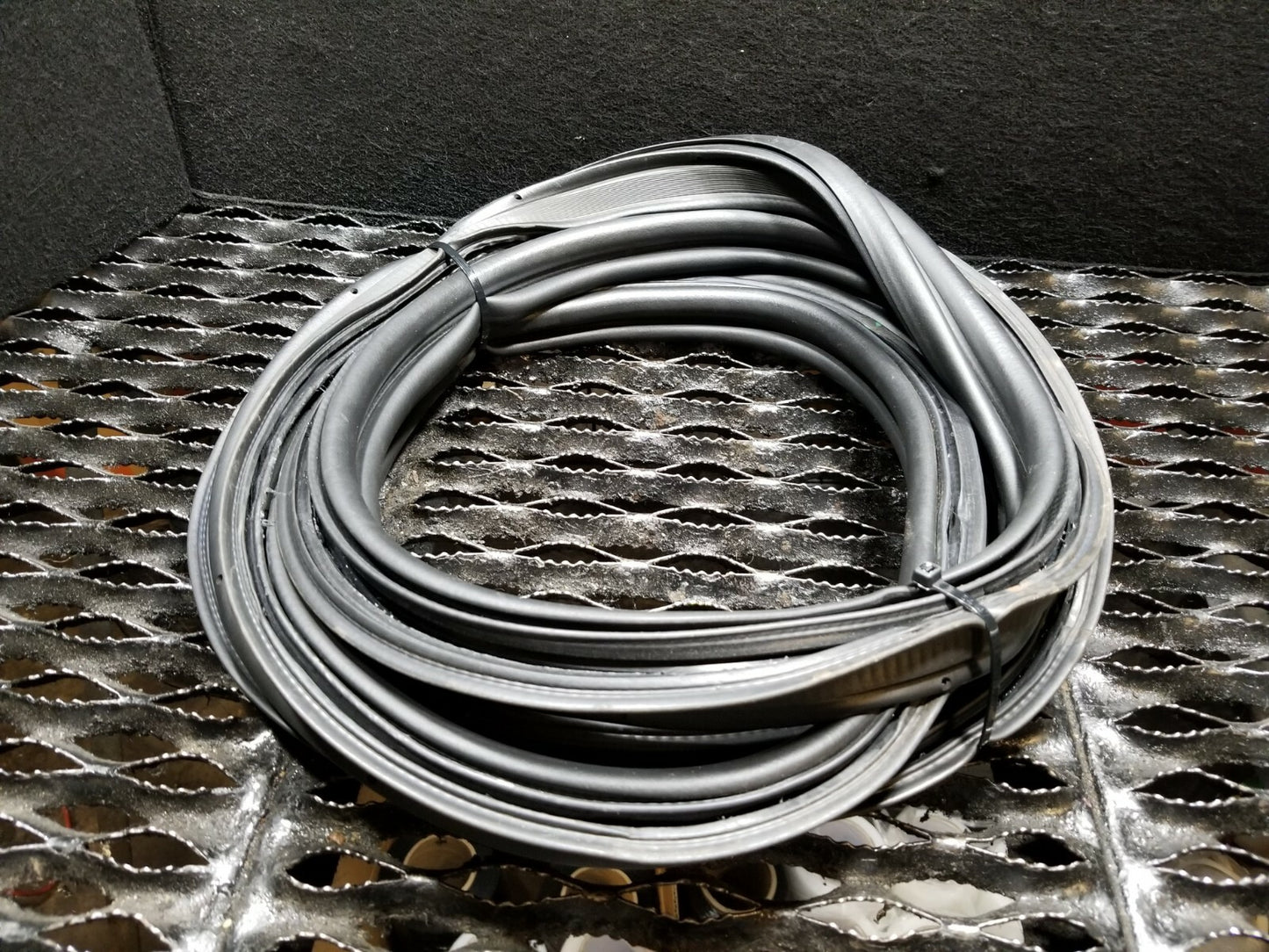14 15 16 17 Jeep Cherokee Trunk Lid Weatherstrip Seal OEM