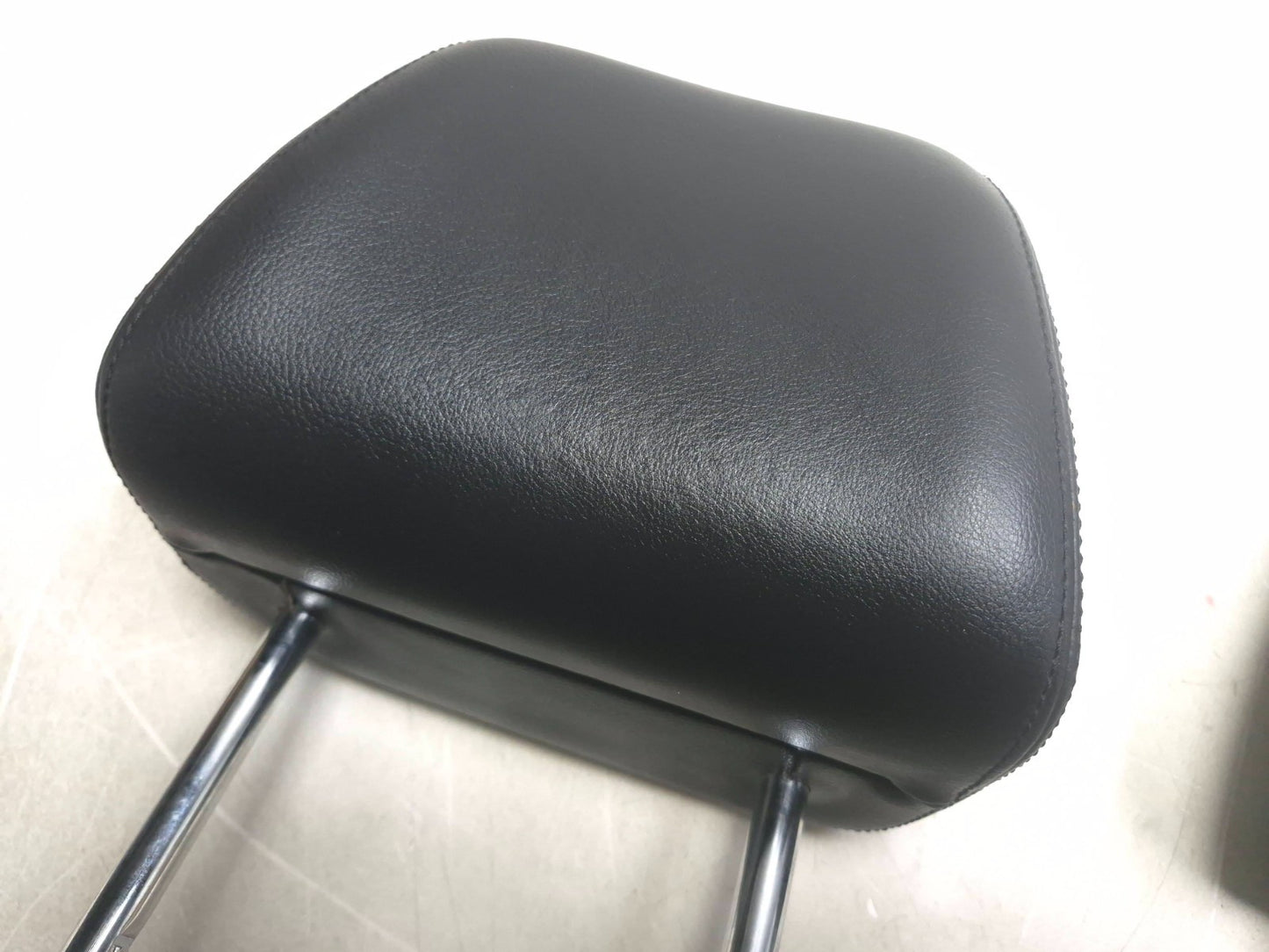2011 Volkswagen Tiguan Front Seat Headrest Left & Right OEM