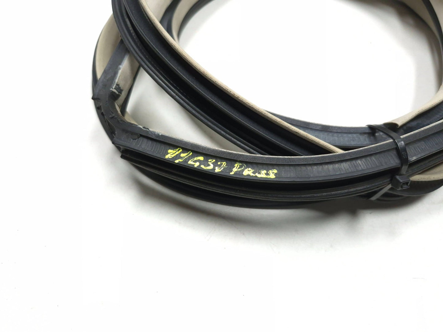 2011 Infiniti G37 Coupe Front Left Driver Door Weatherstrip Seal  OEM