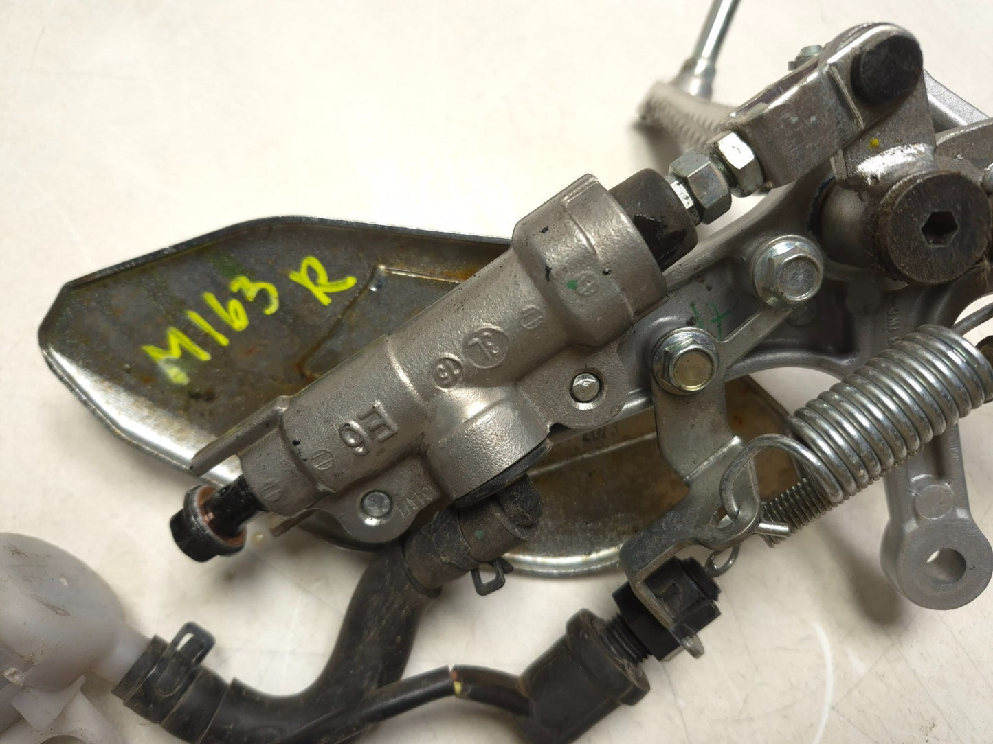 2024 Yamaha R3 Yzfr3 Right Footrest W/ Brake Master Cylinder OEM
