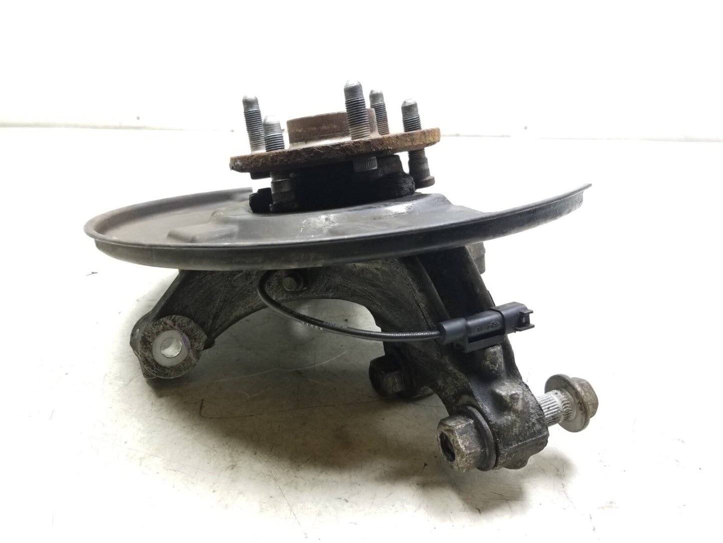 2010 - 2016 Cadillac SRX Wheel Spindle Knuckle Front Driver Side Left OEM