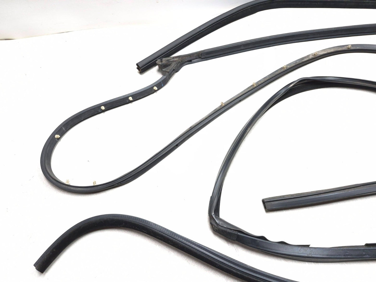 2018 Chrysler 300 Front Left Driver Door Weatherstrip Seal 3pcs OEM