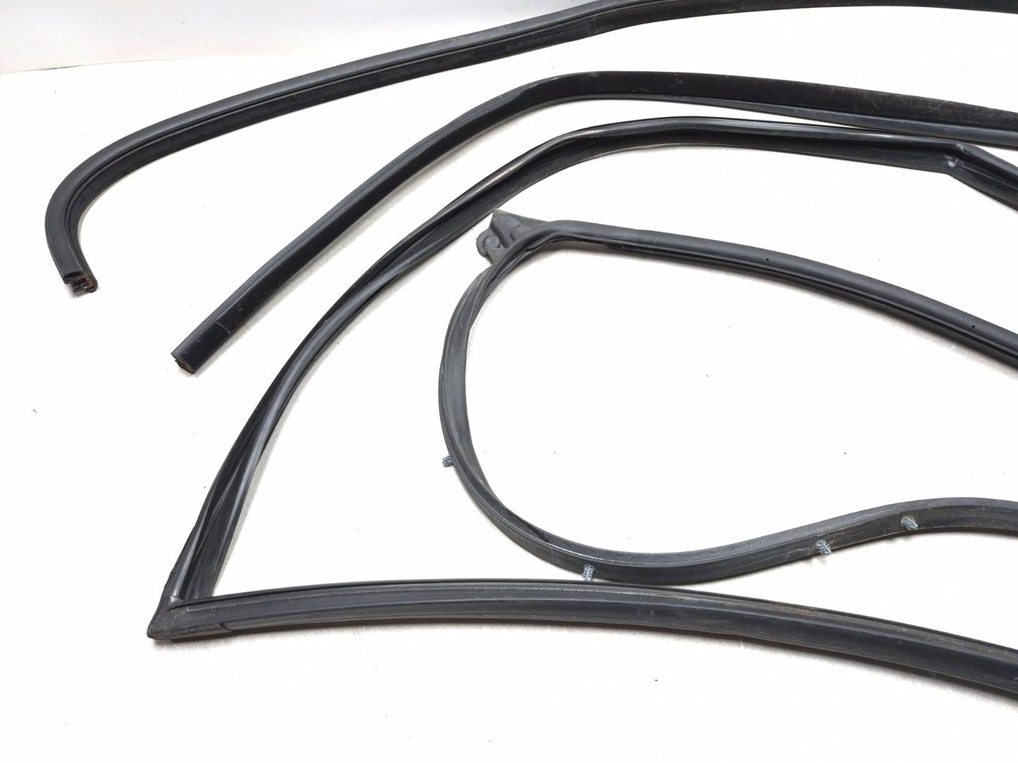 2018 Chrysler 300 Front Right Passenger Door Weatherstrip Seal 3pcs OEM