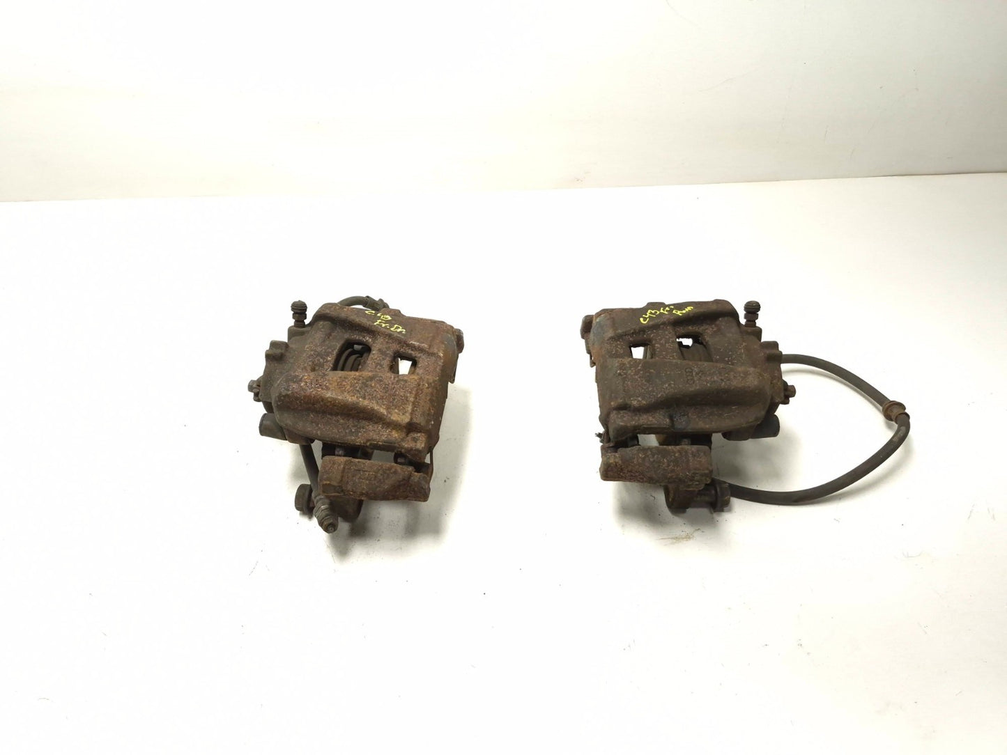 2011 Volkswagen Tiguan Front Brake Caliper Left & Right Pair OEM