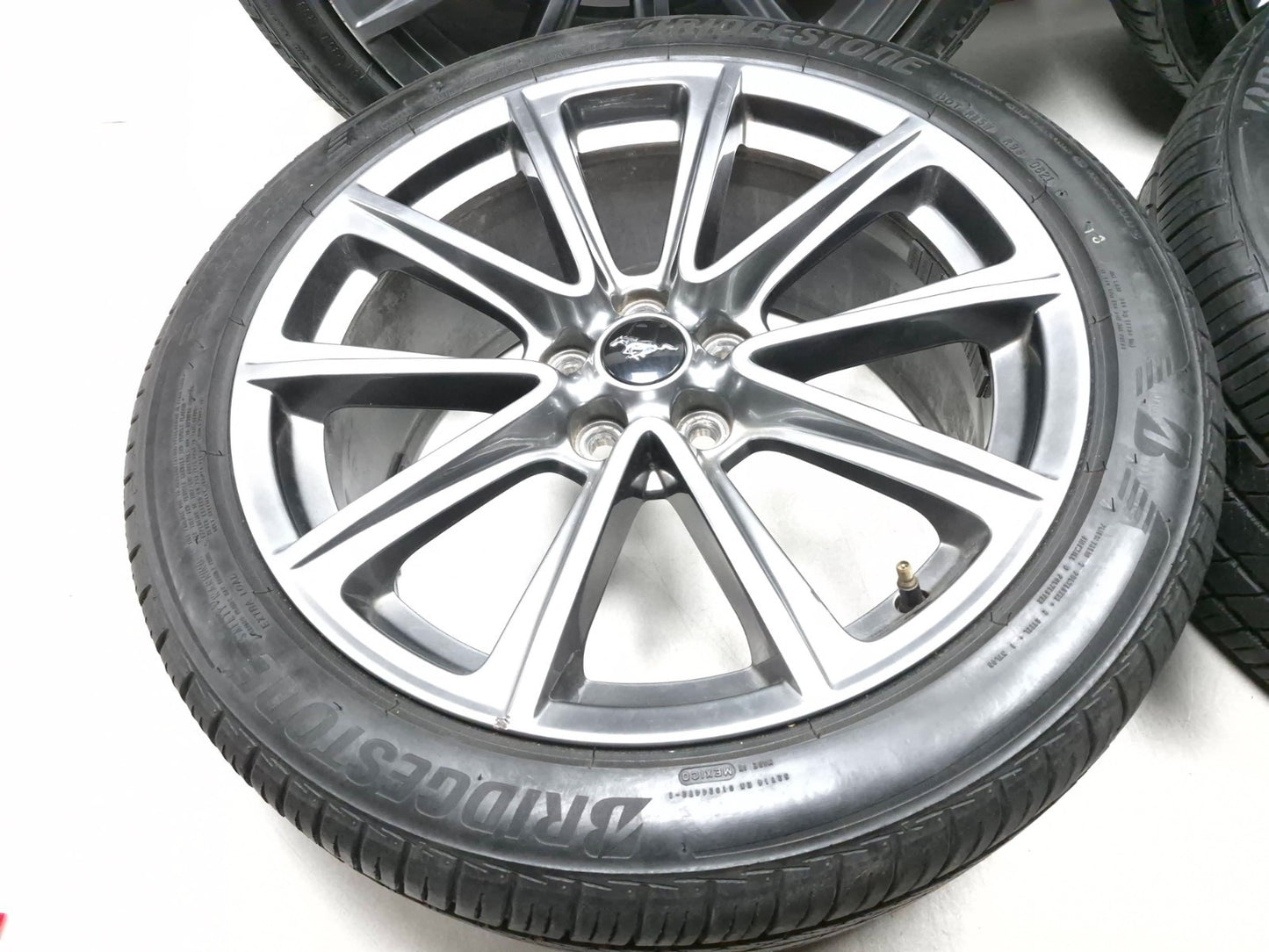 2016 Ford Mustang Gt Wheel Rim W/ Tire Bridgestone 255/40 R19 6.5/32 4 Pcs OEM