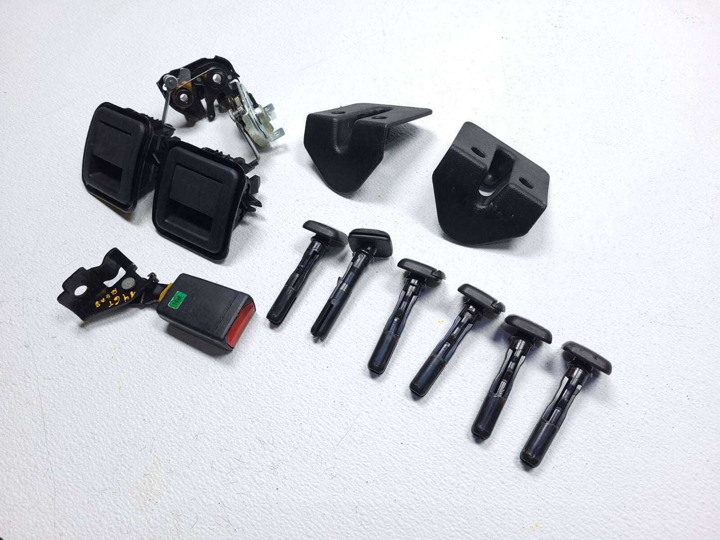 2014 Hyundai Elantra Gt Rear Seat Lock Latch Release W/ Belt Buckle Set OEM