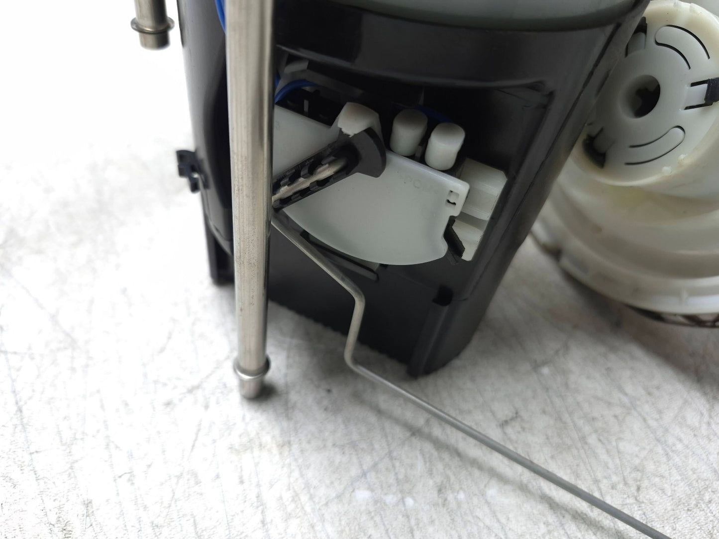 2008 BMW X6 E71 4.4l V8 Fuel Pump Sending Unit OEM