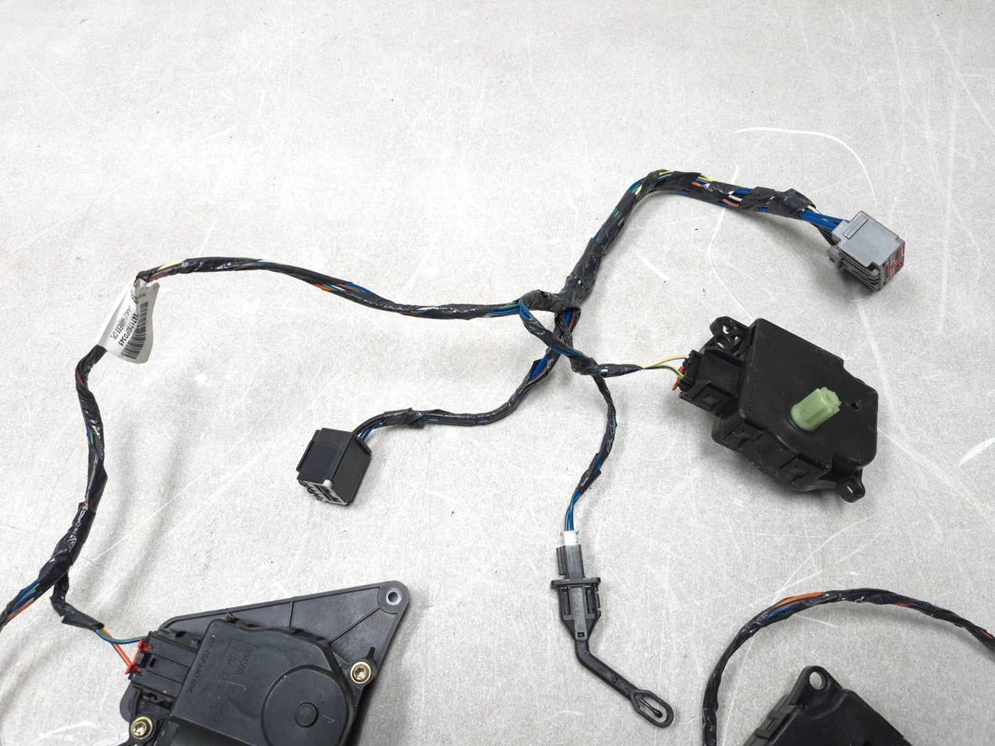 2018 Chrysler 300 HVAC Heater Blend Door Actuator & Wire Harness OEM