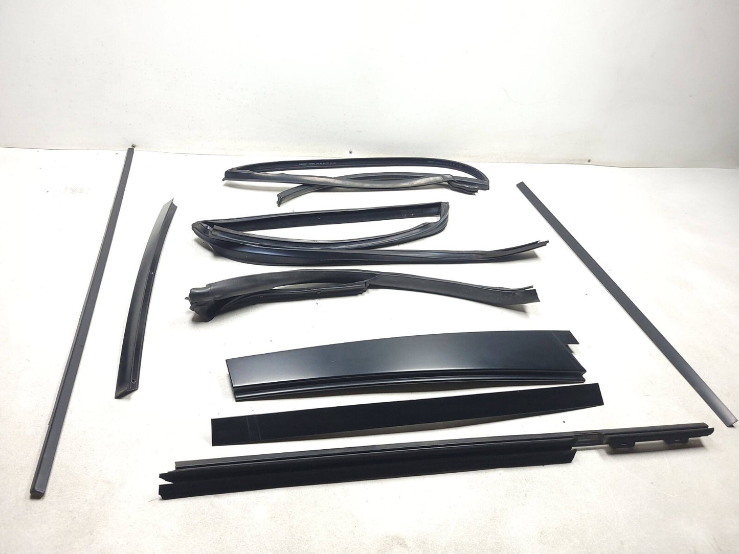 2007 Range Rover Rear Door Molding & Weatherstrip Seal Driver Side Left Set OEM