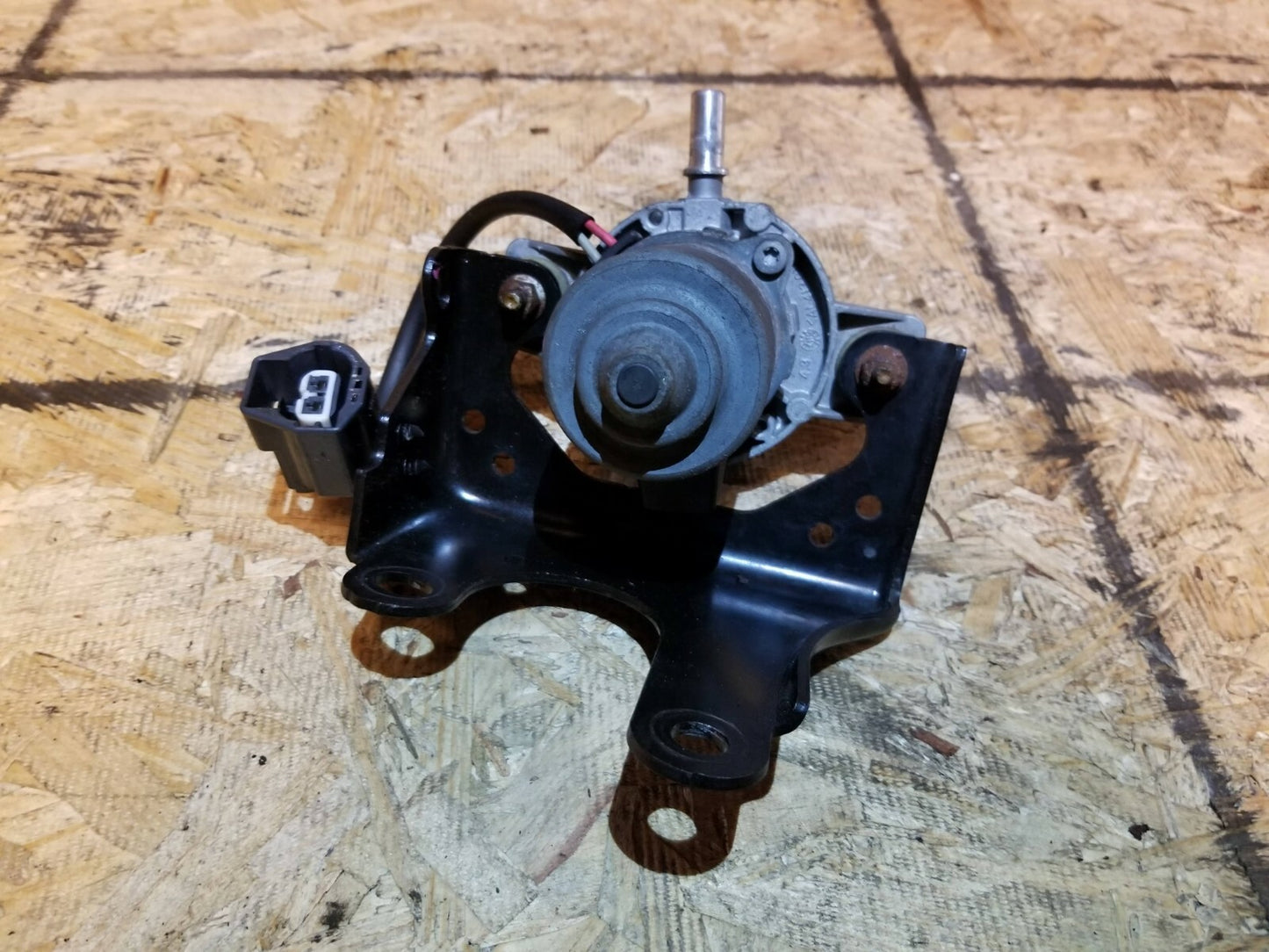2011 Chrysler 200 Power Brake Booster Air Vacuum Pump W/ Bracket OEM
