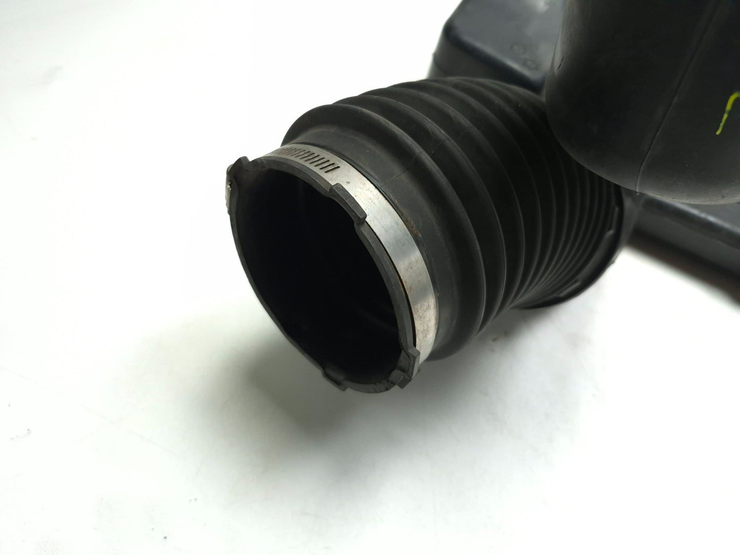 2013 Cadillac Escalade Esv Air Cleaner Outlet Duct OEM