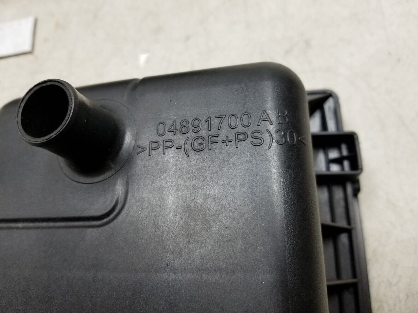 2007-2012 Dodge Caliber Sxt Air Cleaner Housing Box OEM