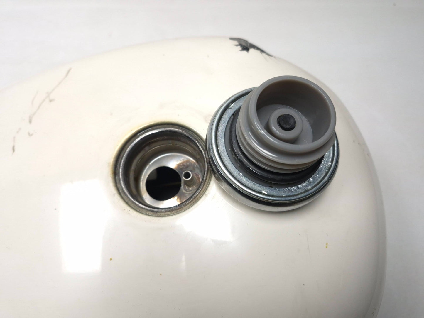 2009 Harley-davidson Sportster Xl883l Fuel Tank * Has Damage *oem