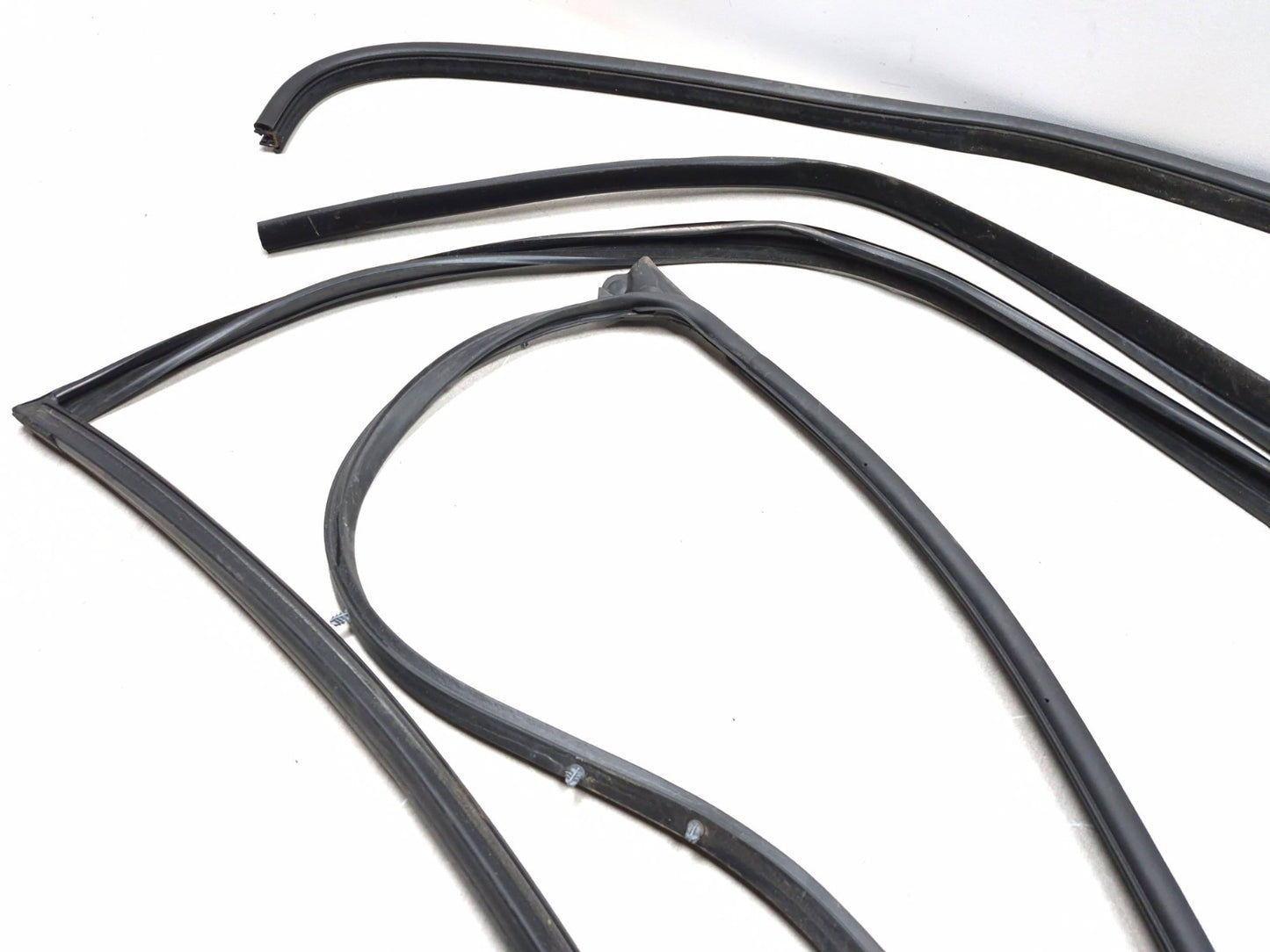 2018 Chrysler 300 Front Right Passenger Door Weatherstrip Seal 3pcs OEM
