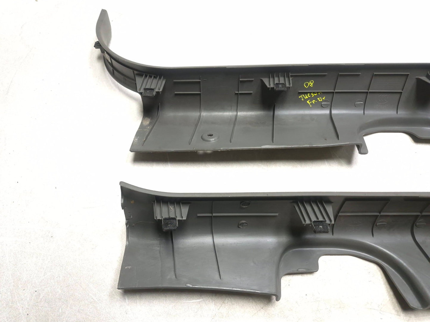 2008 Hyundai Tucson Left & Right Front Door Sill Scuff Plate Pair OEM