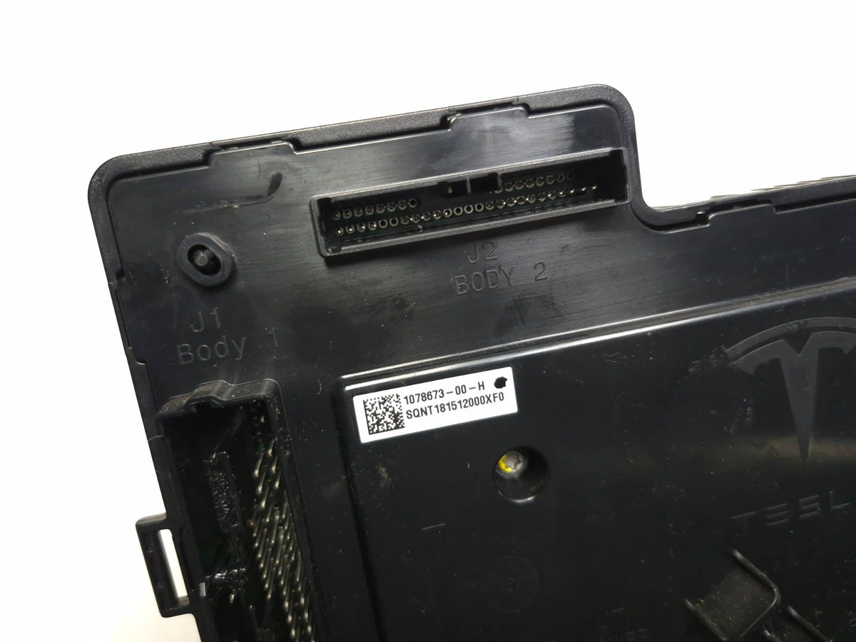 2018 Tesla Model 3 Front Voltage Body Control Module & Cover Left & Right Setoem