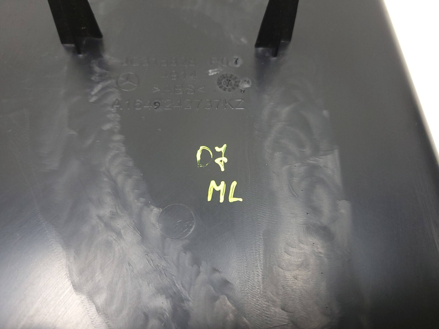 2007 Mercedes Ml Ml350 Ml500 Rear Seat Armrest w/ cup holder OEM