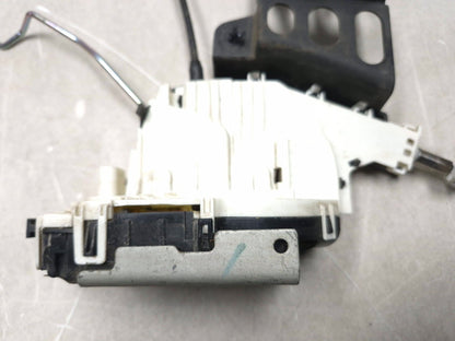 2018 Chrysler 300 Limited AWD Front Passenger Side Door Handle Lock Latch OEM