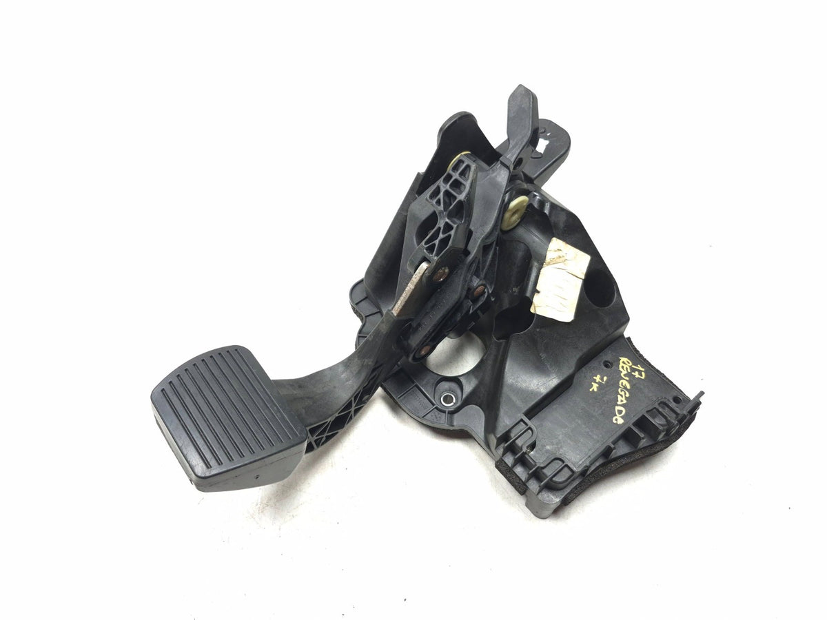 2017 Jeep Renegade Brake Pedal W/ Mount Bracket OEM