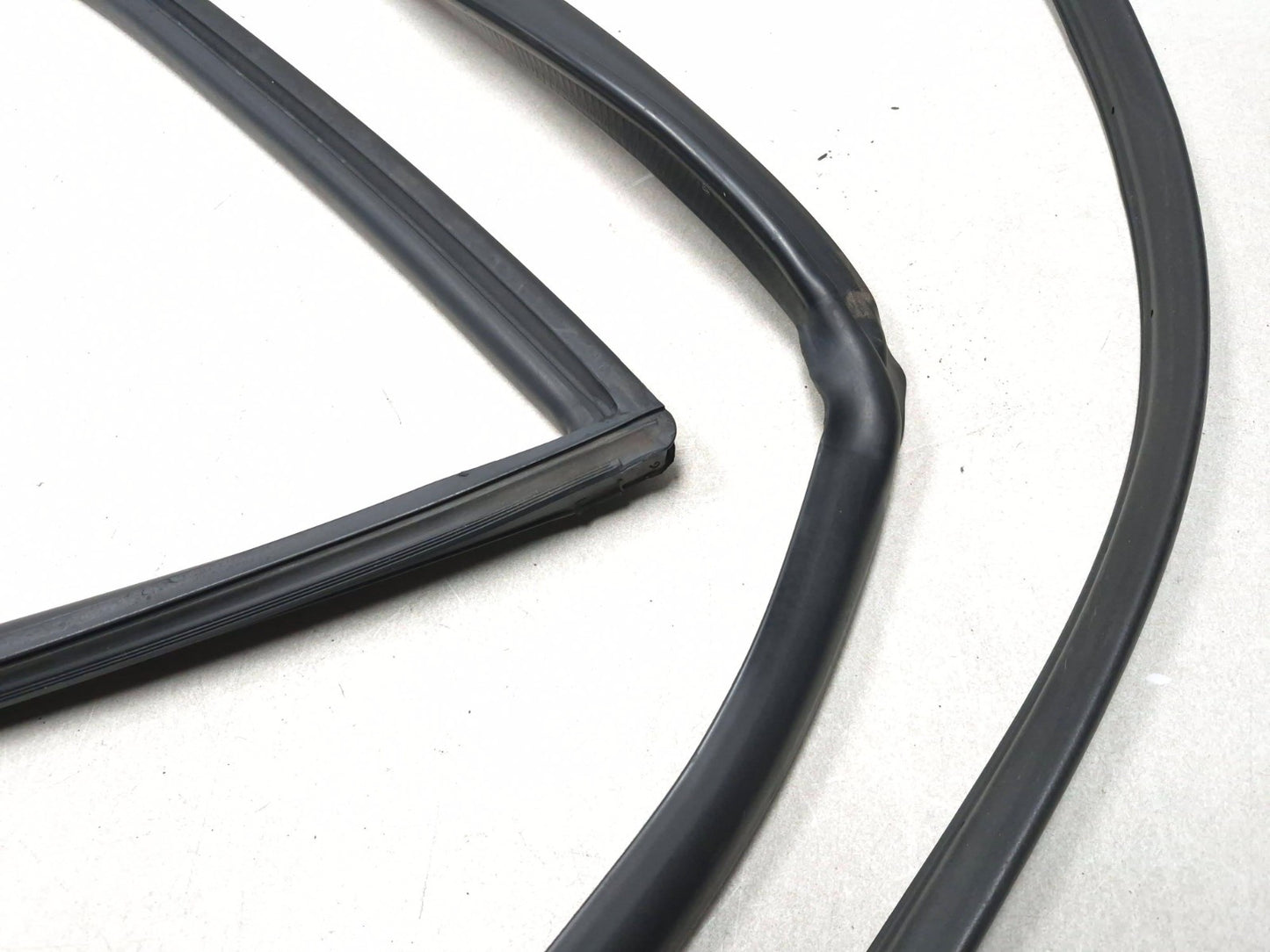 2007 Saab 9-5 Aero Front Driver Door Weatherstrip Seal Kit OEM