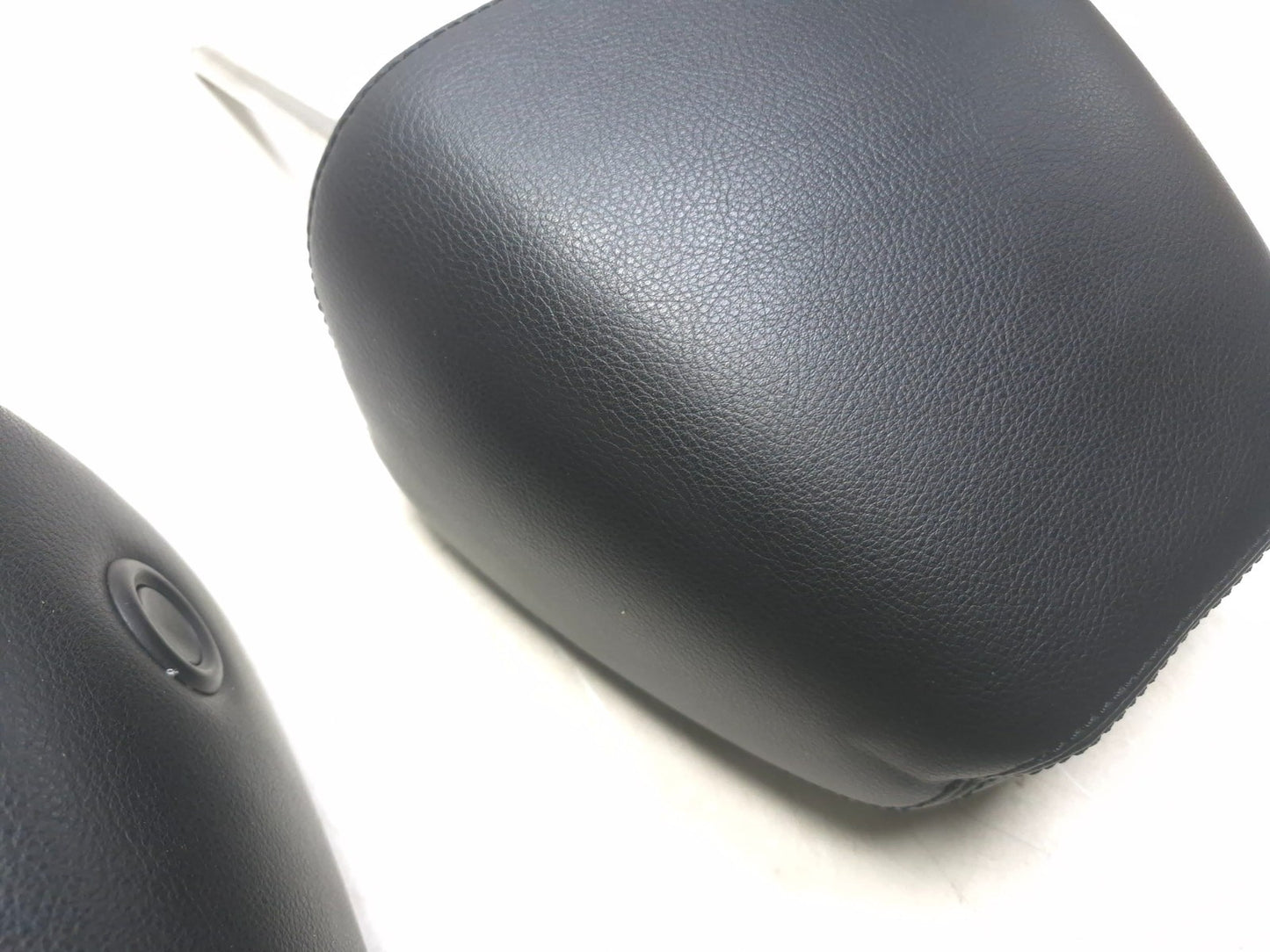 2011 Volkswagen Tiguan Front Seat Headrest Left & Right OEM